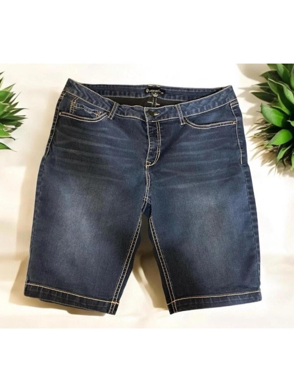 Women Signature Studio Blue Denim Contemporary Style Shorts Sz 12